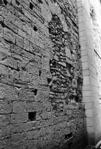 Lachau.- Détail de la façade sud de la chapelle Notre-Dame de Calma.