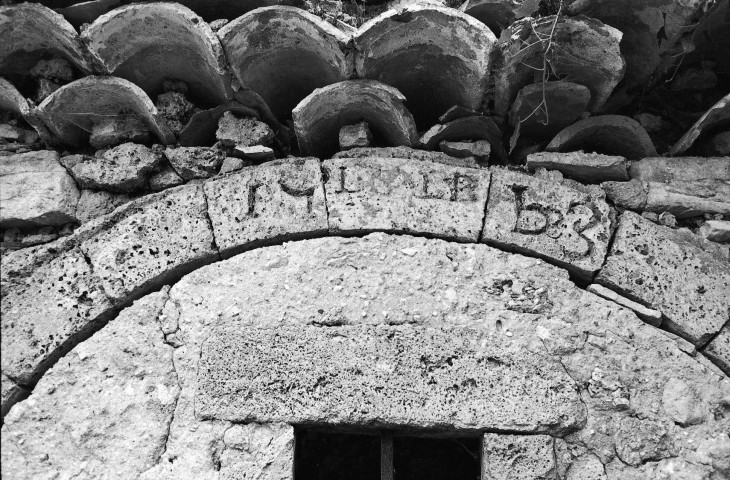 Omblèze. - Inscription en façade sud de la chapelle Sainte-Madeleine du hameau d'Ansage.