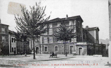 L'ancien évêché, place des Ormeaux, transformé en musée et bibliothèque en 1911 .