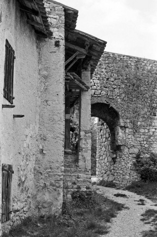 Cobonne.- Les abords de l'église Saint-Pierre.