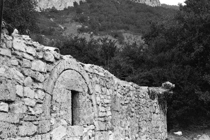 Omblèze. - La chapelle Sainte-Madeleine du hameau d'Ansage, après les travaux de dégagement en juillet 1979.