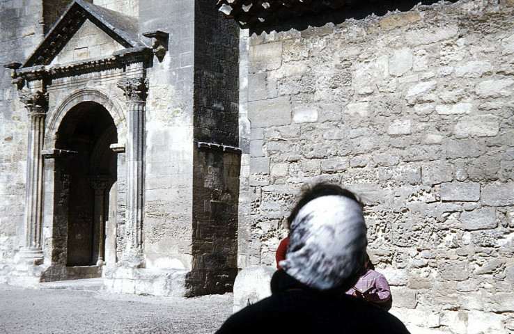 Saint-Restitut.- Le porche de l'église.