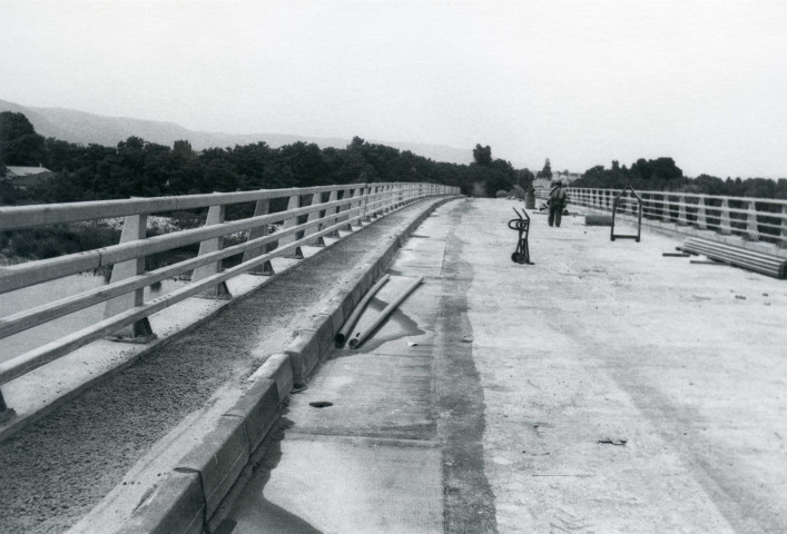 Réalisation du caniveau technique, après pose de bordure T2 collées sur la chape.