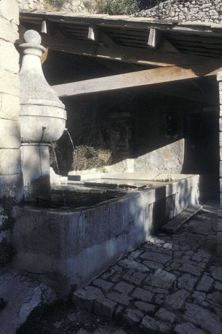 Montbrun-les-Bruns.- Fontaine.