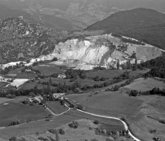 Vue aérienne des carrières de kaolin.