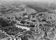 Vue aérienne d'une partie de la ville et du Rhône, au centre la cathédrale Saint-Apollinaire.