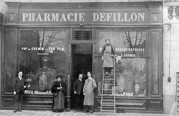 Romans-sur-Isère.- La pharmacie Defilon 11 place Jacquemart.