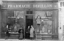 Romans-sur-Isère.- La pharmacie Defilon 11 place Jacquemart.