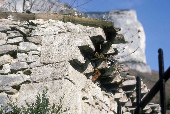 Omblèze.- Détail de la chapelle du hameau d'Ansage.