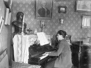 Charols, château de Salettes. - Marthe de Courtois jouant du piano dans le salon.