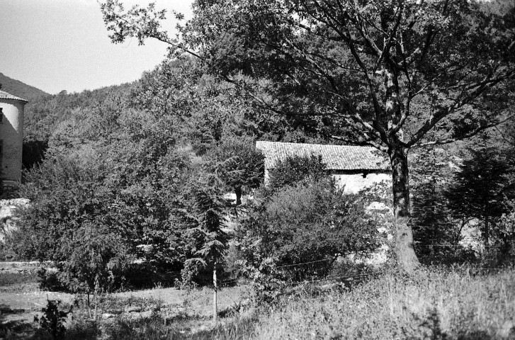 Montjoux. - La façade est des dépendances du château (XVe s.).