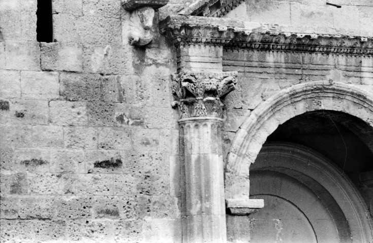 Saint-Restitut.- Détail du porche de l'église Saint-Restitut.