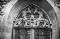 Manthes. - Détail de la fenêtre du chevet de l'église Saint-Pierre-Saint-Paul.