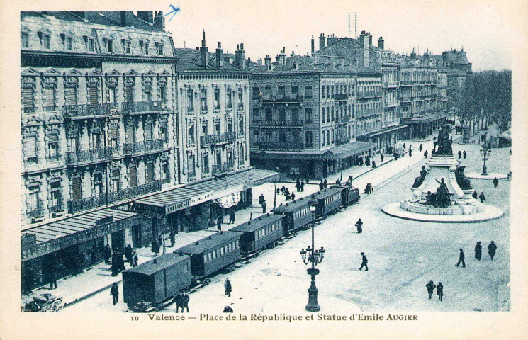 La place de la République et le monument d'Émile Augier.