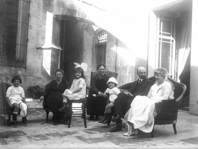 Arles (Bouches-du-Rhône), maison de Courtois, 4 rue du cloître. - Thérèse de Guilhermier, Caroline de Guilhermier, Henri Champin et Marthe de Courtois.