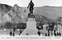 Valence.- La statue Championnet sur l'esplanade du Champ de Mars, au fond le château de Crussol.
