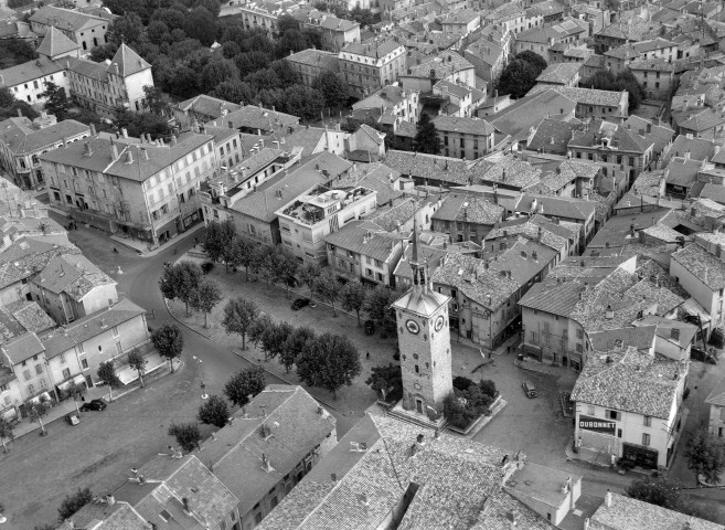 Vue aérienne d'une partie de la ville, la tour Jacquemart.