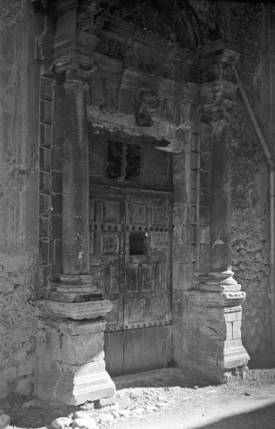 Buis-les-Baronnies. - Portail de l'ancien couvent des ursulines.