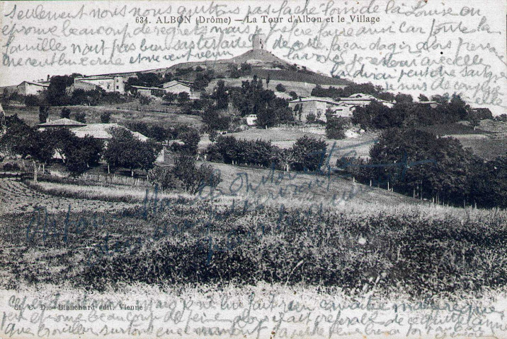 Vue générale du village et de la tour.