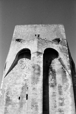 Clansayes. - Détail de la façade est de la tour.