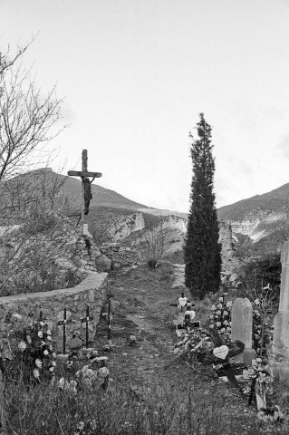 Saint-May. - Le cimetière au-dessus du village.