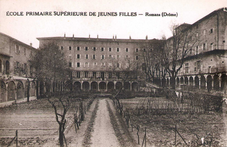 L'école supérieure de Jeunes Filles, l'actuel musée de la Chaussure.