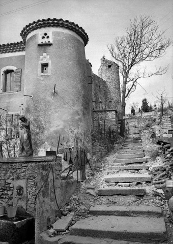 Le Pègue. - Vestiges du vieux village.