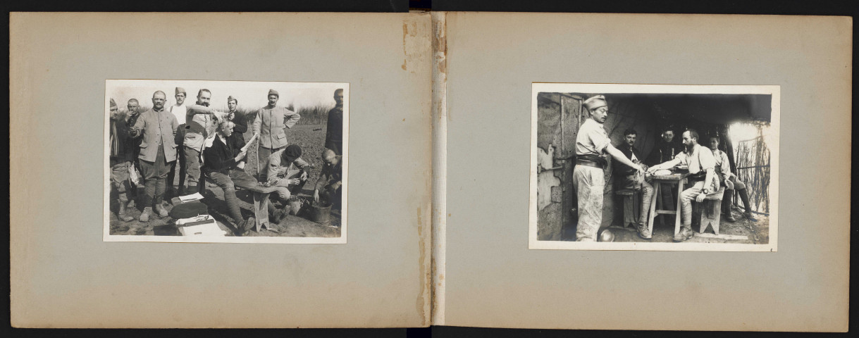 Coiffeur. Soldats attablés.