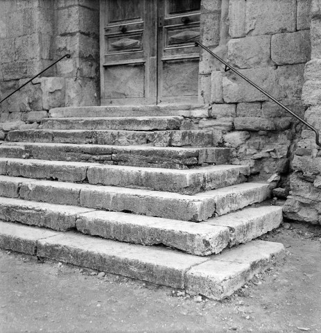 Beaumont-lès-Valence. - Marches de l'église temple.