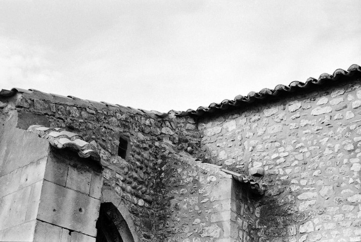 Donzère. - Contrefort et fenêtre façade sud de l'église Saint-Philibert.