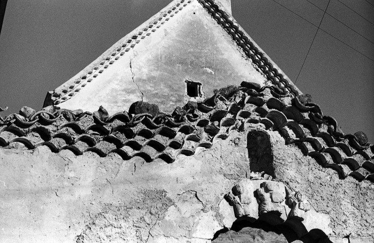 Glandage. - Détail du porche d'une maison aux abords de l'église Saint-Pierre-et-Paul.