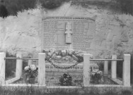 46. Brigade de Crest. Nature de la commémoration : monument. Lieu : La Rochette-sur-Crest, au quartier « La Garenne ». Nombre de victimes, fusillées : 10 ; mortes au combat : 33. Circonstances : embuscade et combat du 3 août 1944.