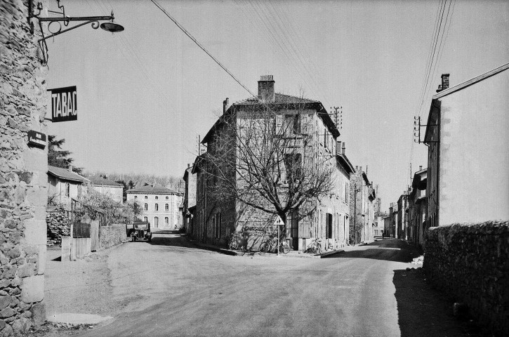 Saint-Uze.- Entrée du village.