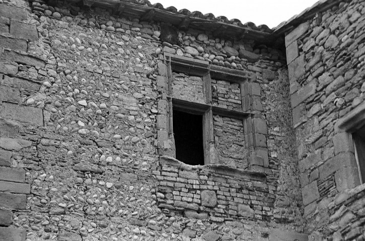 Épinouze.- Fenêtre de la façade sur cour de l'ancienne Commanderie de Lachal.