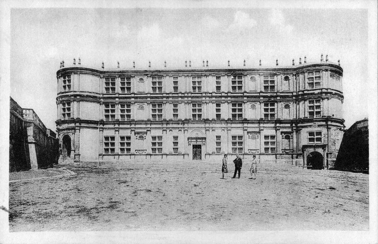 Grignan.- La façade château après restauration (1913-1931).