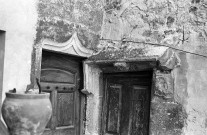 Dieulefit.- Portes aux abords de la chapelle Saint-Pierre.