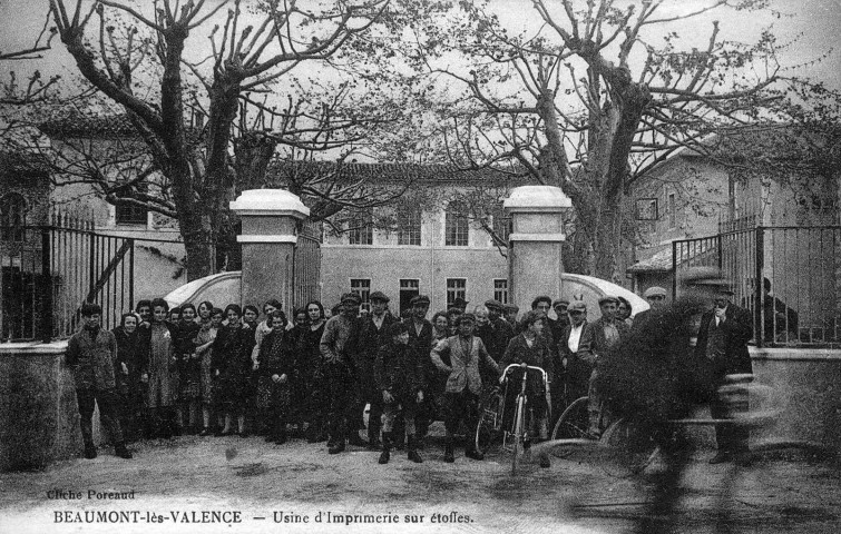 Beaumont-lès-Valence.- Ouvriers sortant de l'usine textile Breynat.