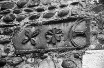 Albon. - Pierre de réemploie sur la façade occidentale de l'église Saint-Martin-des-Rosiers.