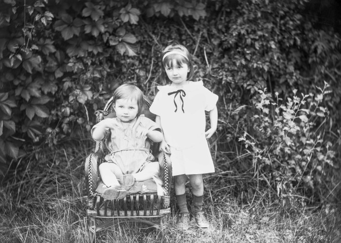 Charols, château de Salettes. - Jacques Champin, assis dans un fauteuil pour enfant, avec Marie-Thérèse Champin debout à côté.