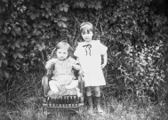 Charols, château de Salettes. - Jacques Champin, assis dans un fauteuil pour enfant, avec Marie-Thérèse Champin debout à côté.