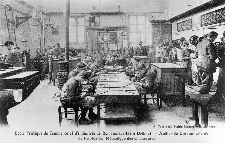 Romans-sur-Isère.- L'école pratique de commerce et d'industrie, l'atelier de cordonnerie et de fabrication mécanique des chaussures.
