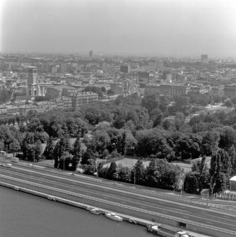 Vue aérienne du parc Jouvet, au premier plan l'autotroute A7.