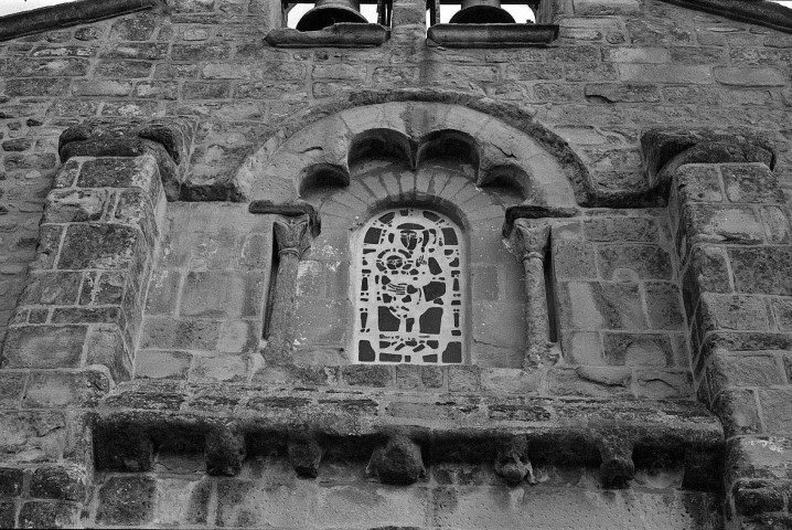 La Motte-de-Galaure.- Détail au dessus du porche de l'église Sainte-Agnès.