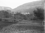 Eyzahut. - Vue sur le village avec, au premier plan, une scène de labour.