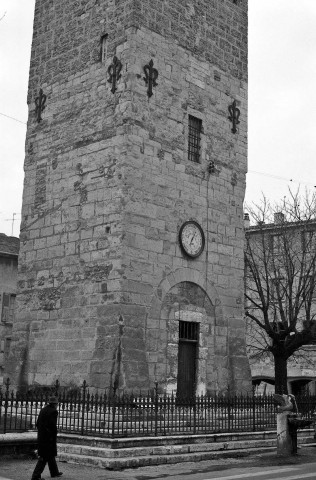 Romans-sur-Isère.- La base nord-est de la tour Jacquemart.