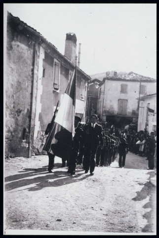 En retrait, chef de section René Capdaspe (deviendra colonel de réserve) en tête porte drapeaux adj. Chef René Astier qui sera nommé capitaine, commandant de l'aérodrome de Romans.