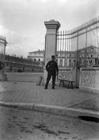 Valence.- L'entrée de la caserne Chareton.