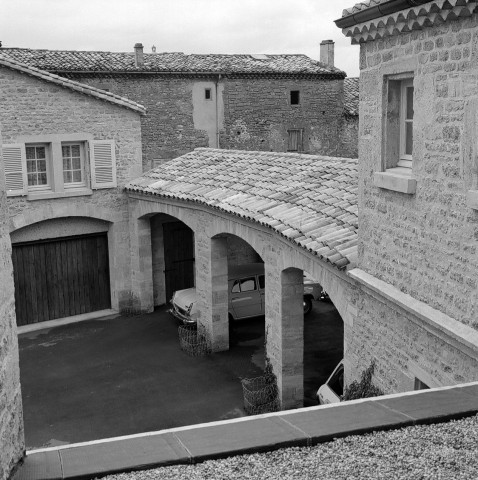 Étoile-sur-Rhône.- Garage du château Saint-Ange.