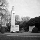 Valence.- Monument aux morts au parc Jouvet, réalisé en 1928 par l'architecte Henri Joulie (1877-1969) et le sculpteur Gaston Dintrat (1889-1964).