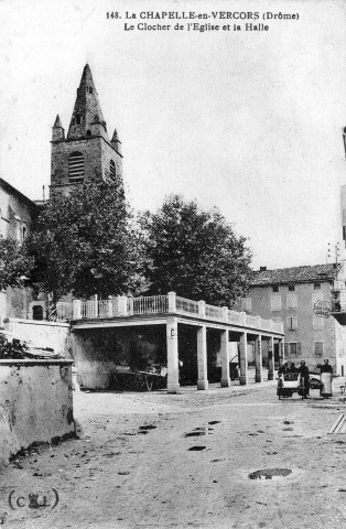 La halle et l'église Assomption de Notre-Dame.